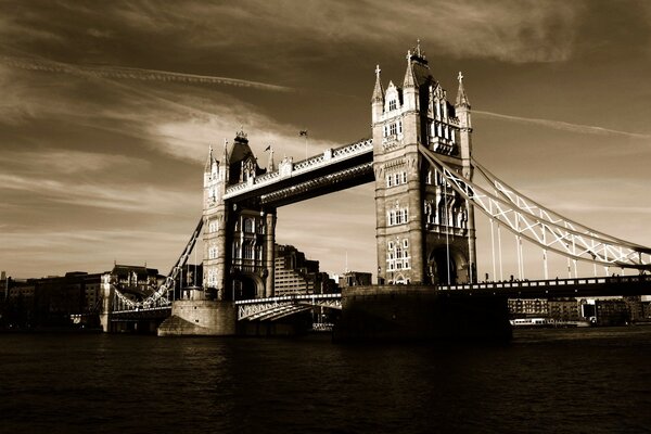 Ponte de Londres sobre o rio em tons de cinza