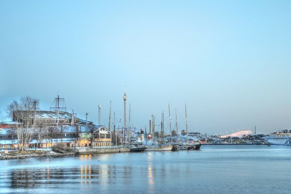 Port européen. Jetée et mer