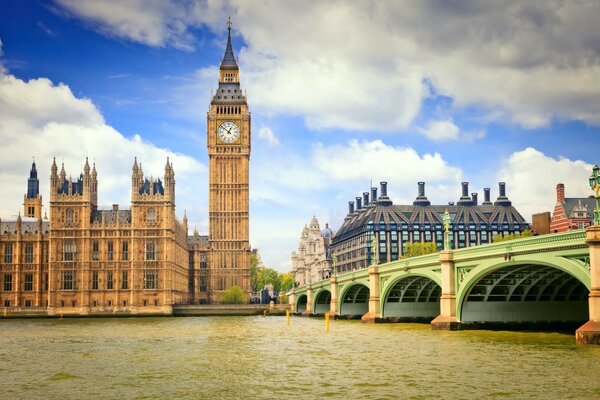 Castillo con reloj cerca del puente sobre el río