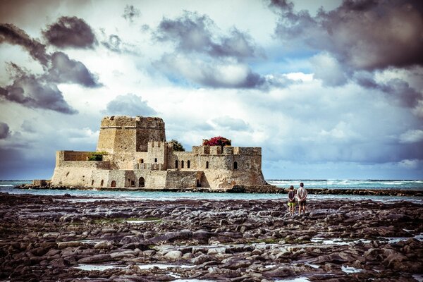 Château au milieu des pierres de l eau et du ciel