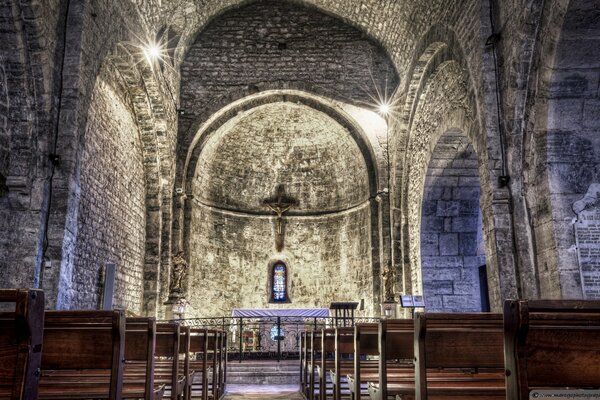 Tetos altos na igreja com bancos