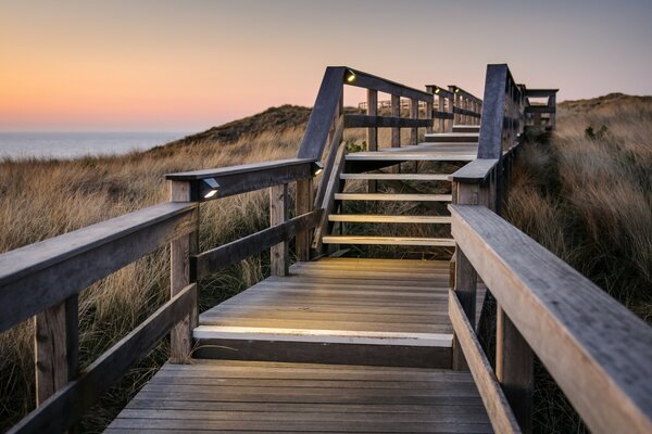 Eine ungewöhnlich schöne Treppe, die zum Meer führt