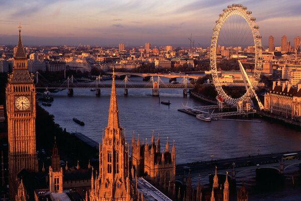 Noria de Londres a orillas del río