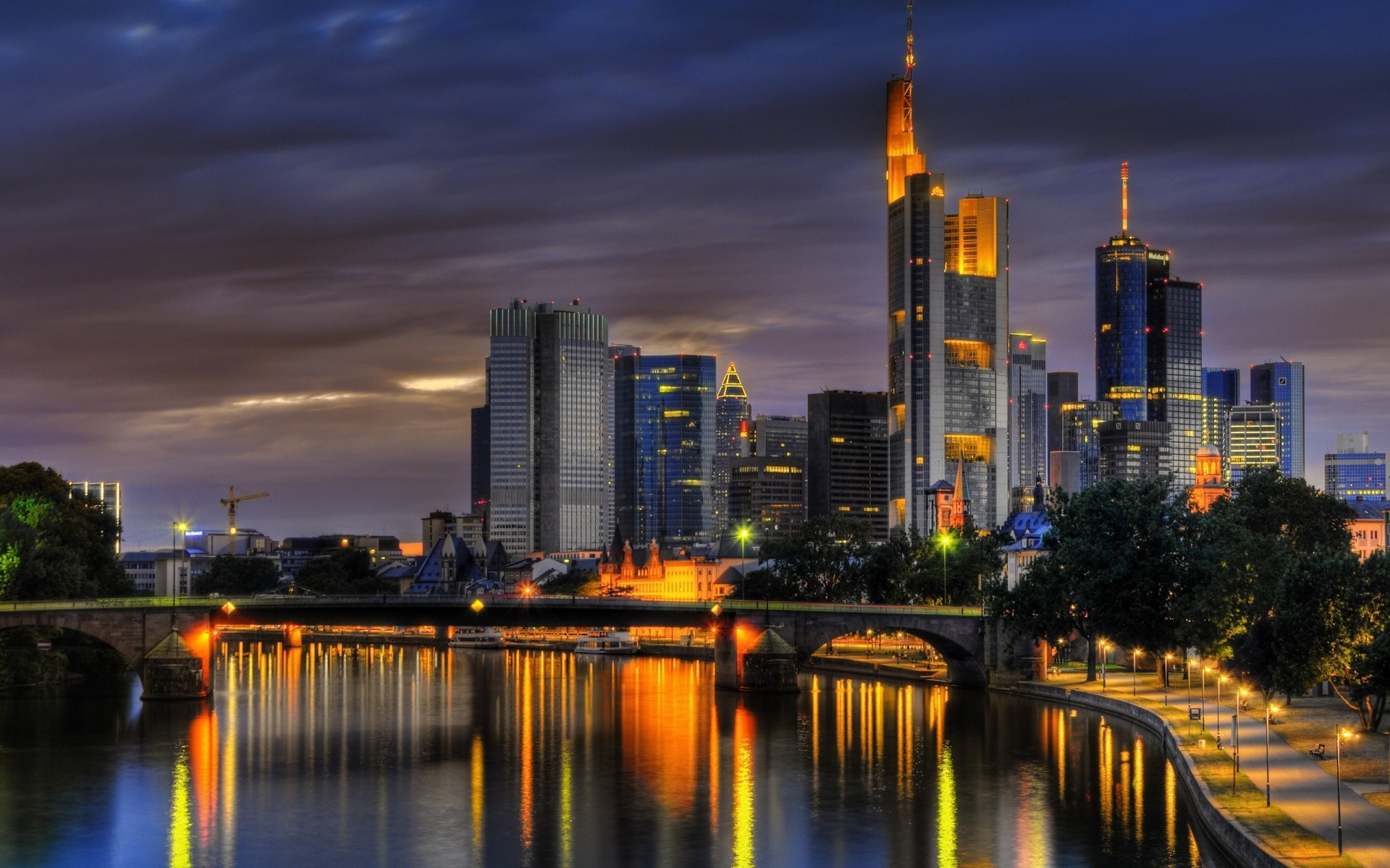 europa miasto skyline architektura miasto wieżowiec centrum miasta zmierzch rzeka dom zachód słońca biuro podróż promenada odbicie wieczór niebo miasto most woda