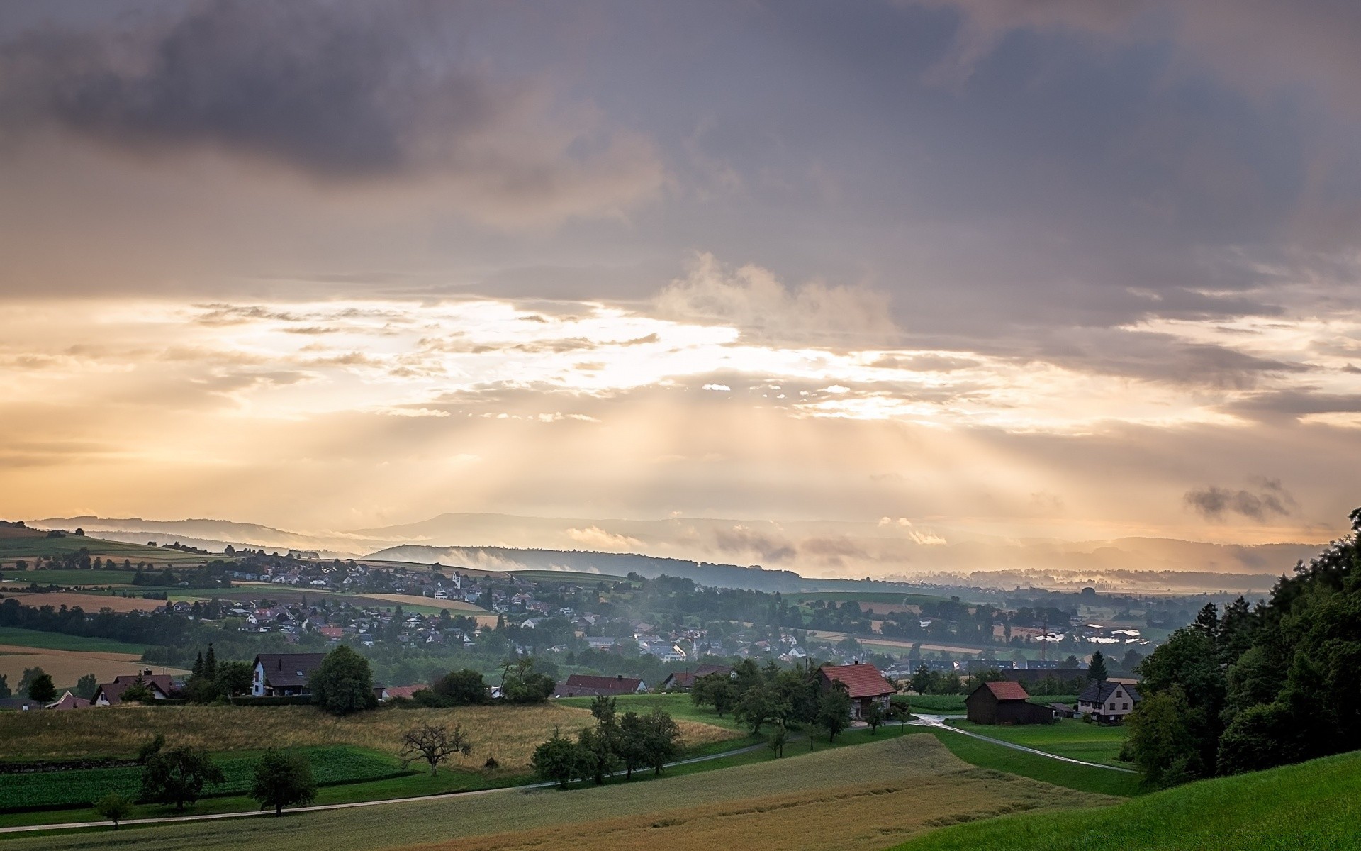 europa landschaft baum reisen himmel im freien sonnenuntergang tageslicht bebautes land natur landwirtschaft landschaft stadt am abend sturm dämmerung wasser sommer gras