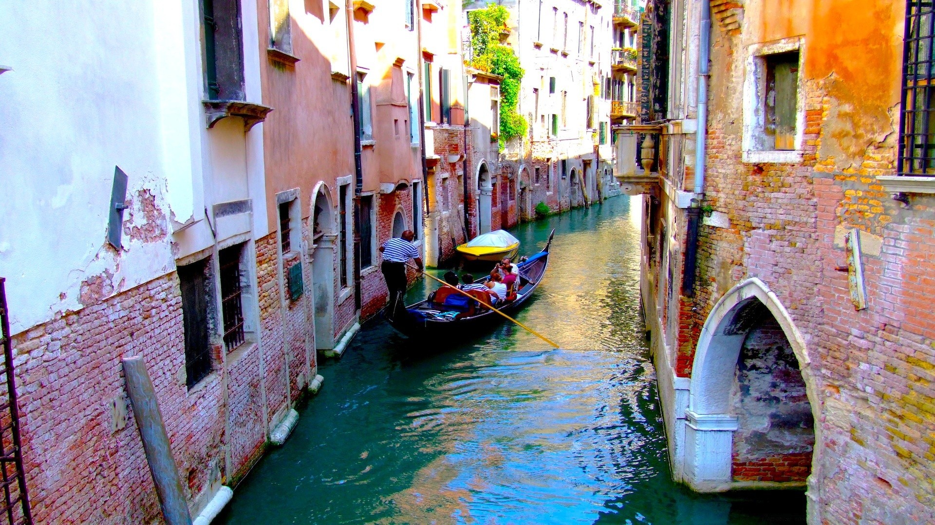 europa kanal gondeln venezianer straße wasser haus architektur boot alt reisen stadt städtisch traditionell reflexion gondoliere stadt haus urlaub im freien