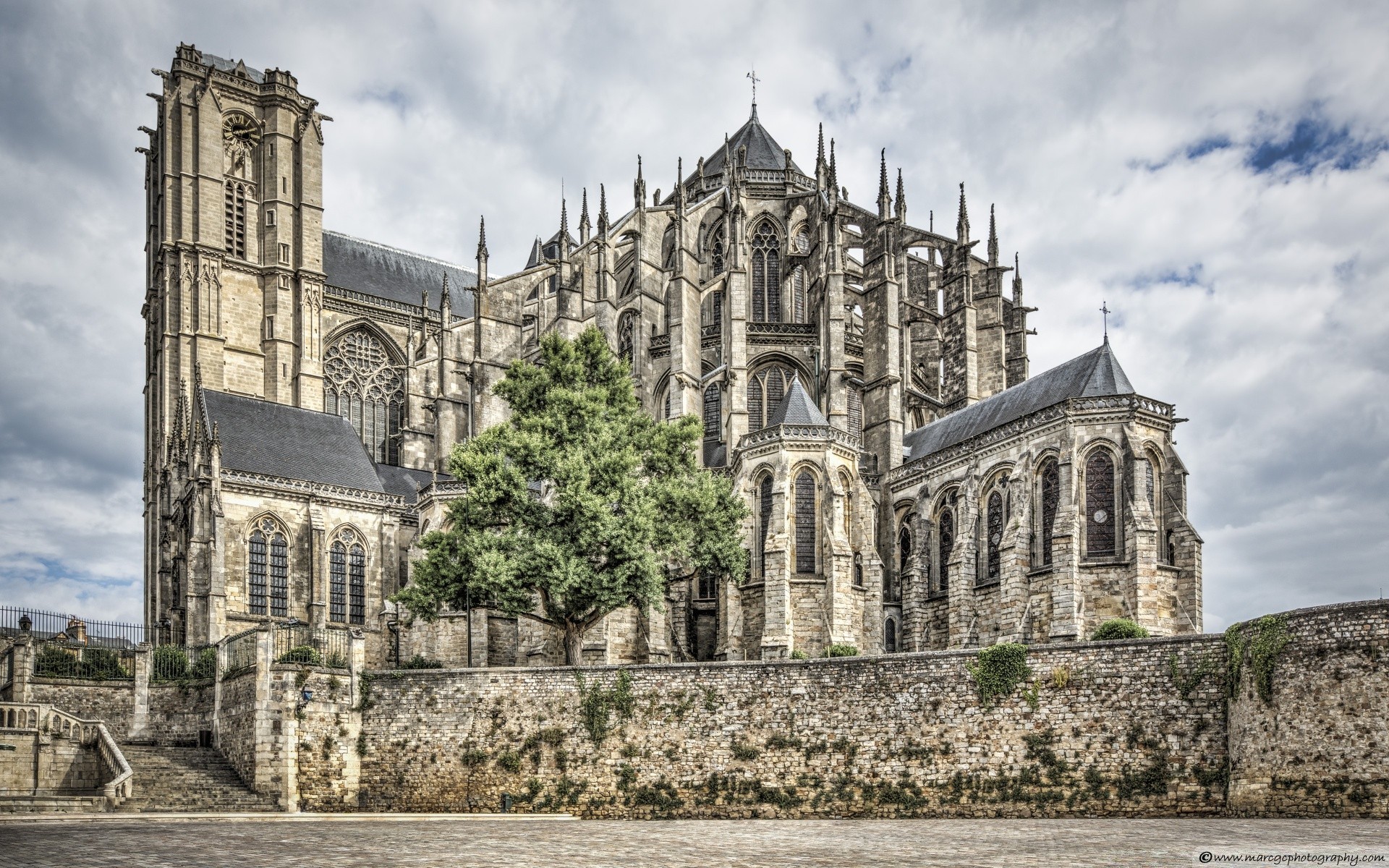 europa architettura chiesa gotico religione vecchio cattedrale casa pietra storico antico punto di riferimento viaggi turismo cielo famoso torre religioso città esterno