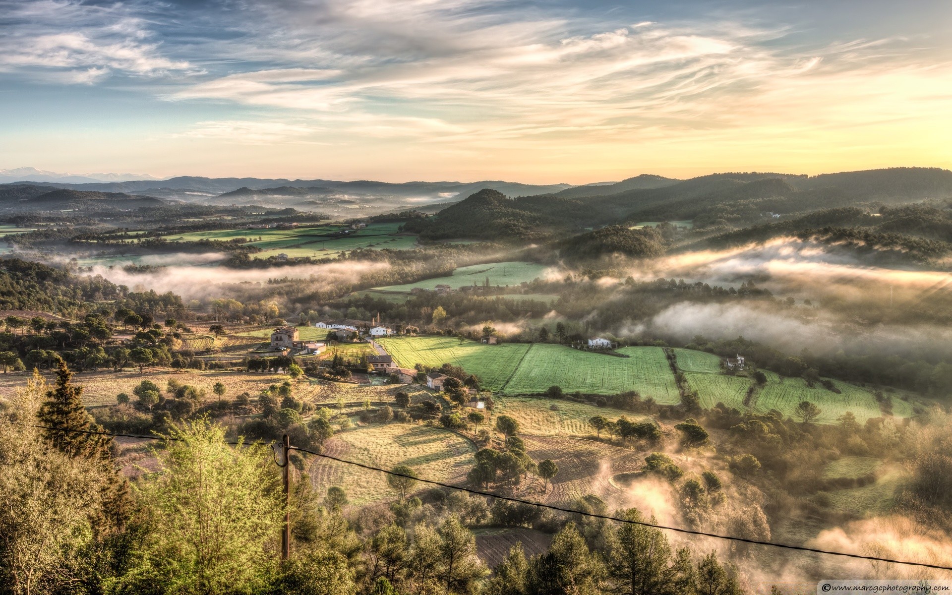 europe paysage nature ciel voyage à l extérieur scénique eau spectacle colline montagne nuage tourisme champ herbe été