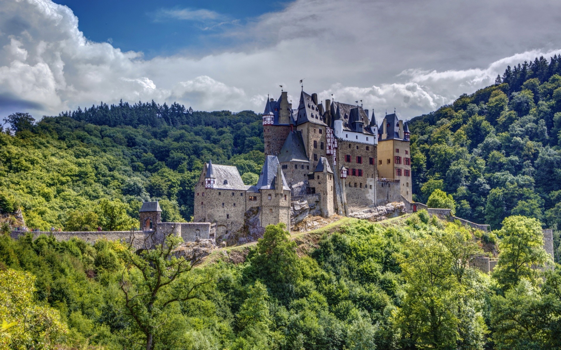 europa castelo arquitetura gótico velho viajar colina montanhas paisagem torre turismo casa espetáculo atração turística tradicional céu fortificação rio vale árvore fortaleza