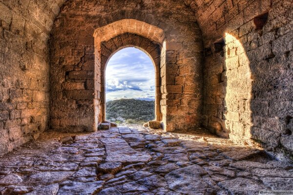 Fenêtre d un ancien bâtiment qui surplombe les montagnes