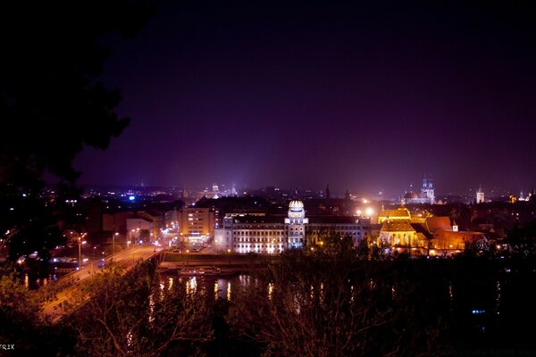 Ciudad nocturna en luces brillantes paisaje