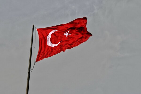 Bandera roja de los musulmanes en el viento