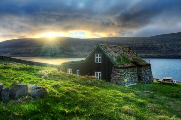 Casa ao pôr do sol no lago