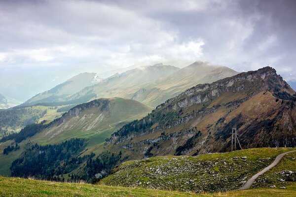 Les montagnes sur le fond des nuages ont fière allure