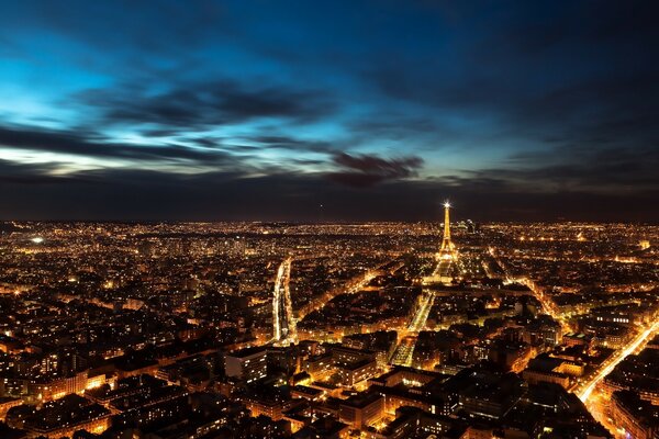 Lumières vives de Paris de nuit