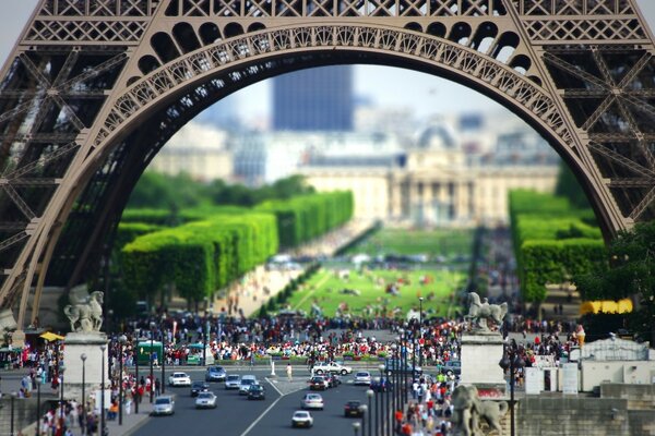 La torre Eiffel, vista a través de París