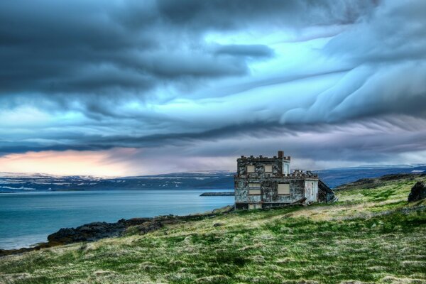 Ancien château au bord de la mer