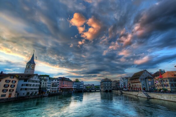 Bellissimo tramonto sulla vecchia Europa