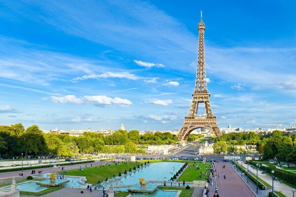 Tour Eiffel nasphone ciel bleu