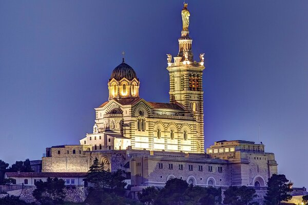 Lugares para viajar. Templo luminoso