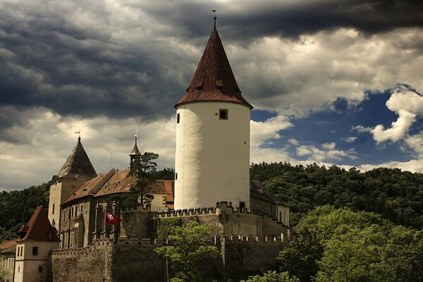 Turm vor dem Hintergrund von Wald und Wolken