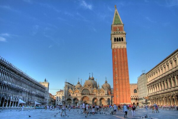 Grande praça Europeia com turistas