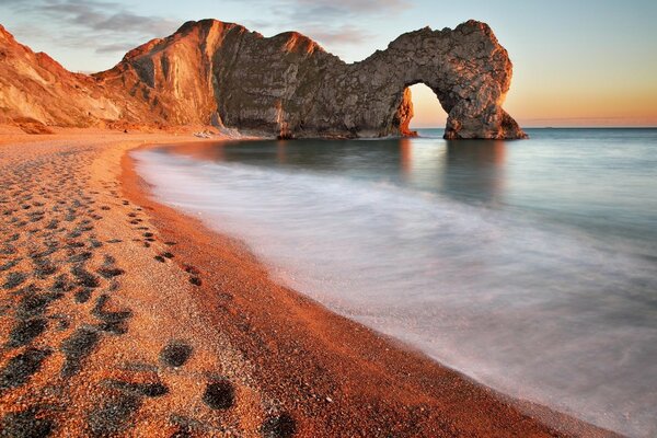 Costa del mar al atardecer