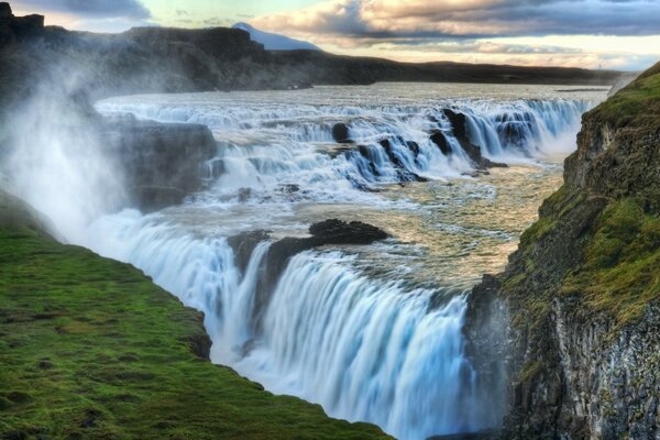 Die große tobende Kraft des Wasserfalls