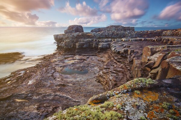 Paisaje de la playa. Cañones lejanos