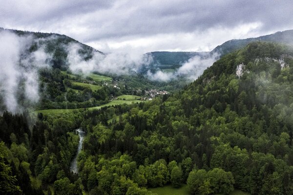 Paisaje de montaña en nubes de niebla