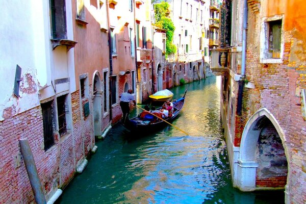 Un veneciano navega en góndola por las calles