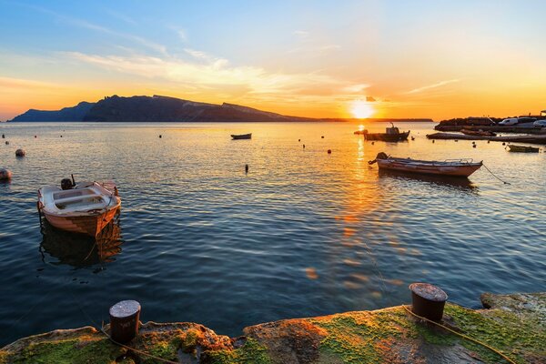 Meer mit Booten vor der Küste bei Sonnenuntergang