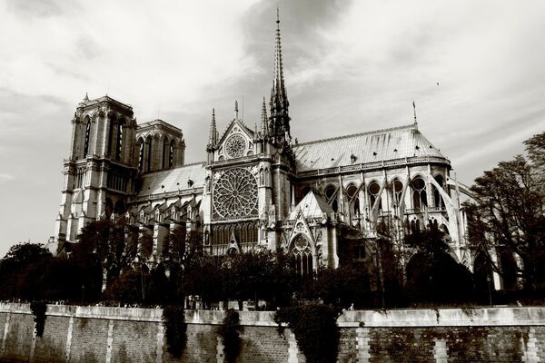 Black and white picture of a historic house in Europe