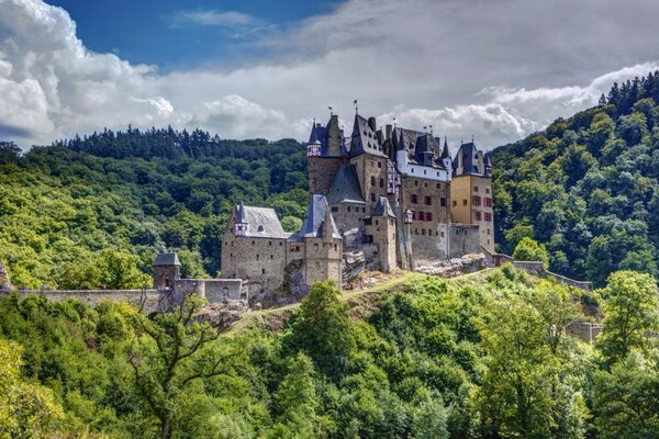 Ein gotisches Schloss, das in den Bergen steht