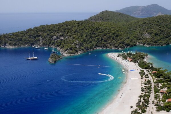 Paradiesstrand vor dem Hintergrund der Hügel