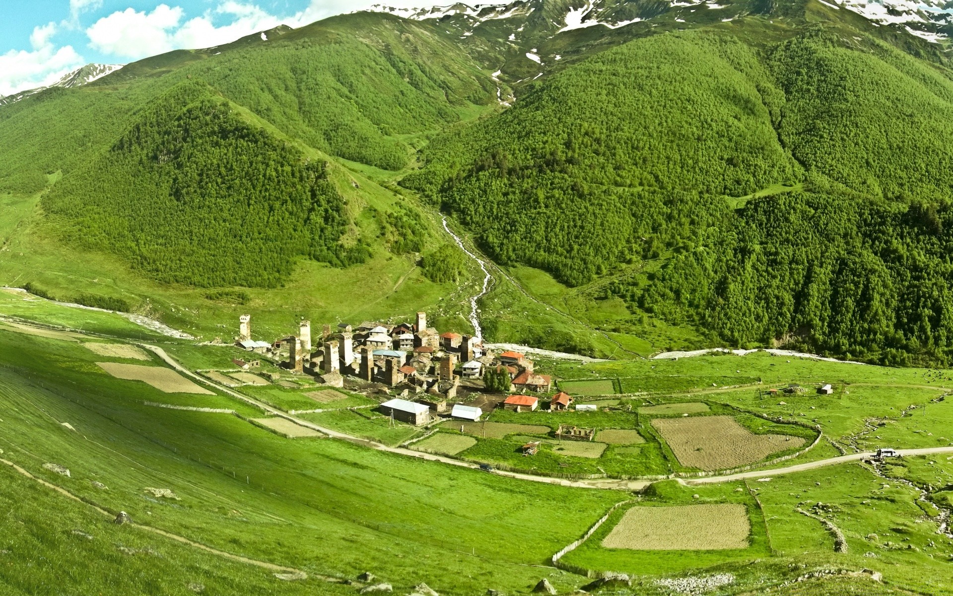 landschaft landschaft berge natur reisen tal hügel im freien sommer gras landwirtschaft landschaft landschaftlich weide ländlichen himmel heuhaufen baum landschaft bauernhof