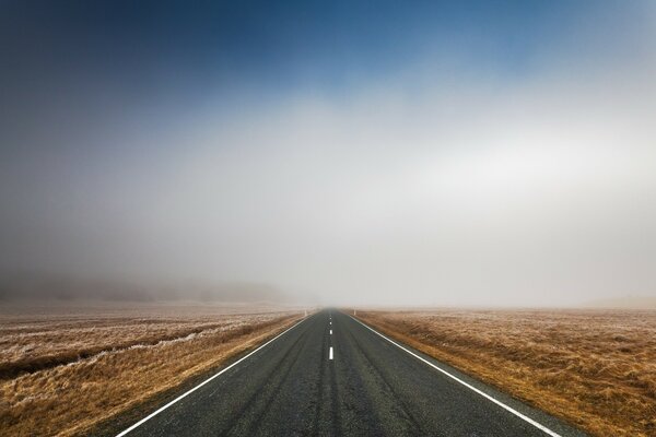 Estrada no deserto que vai para o céu