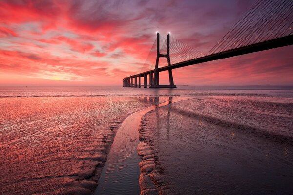 Roter Ozean Sonnenuntergang mit Brücke