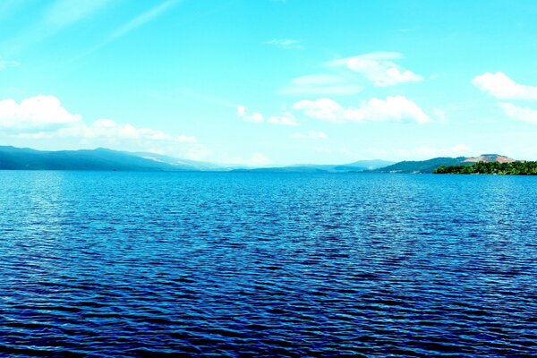 Blaue Wasseroberfläche und blauer Himmel