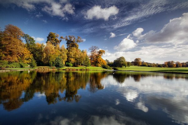 Reflection of air clouds in the lake