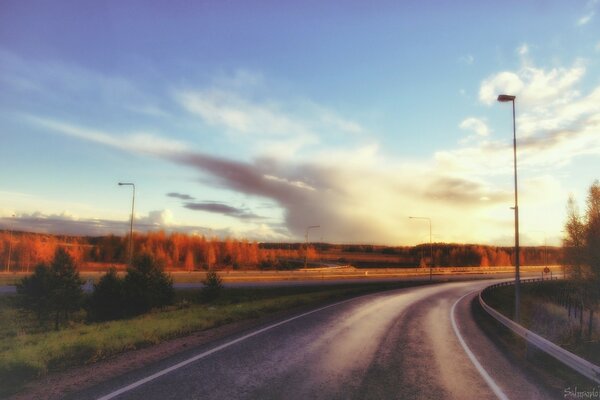 La route du soir. Paysage sur fond d autoroute