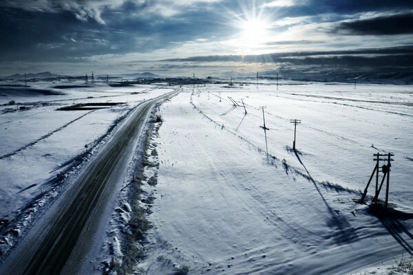 Winterabendstraße in die Ferne