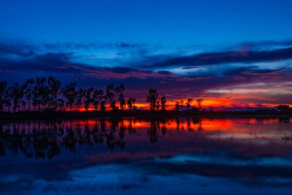 Tramonto luminoso. Cielo notturno