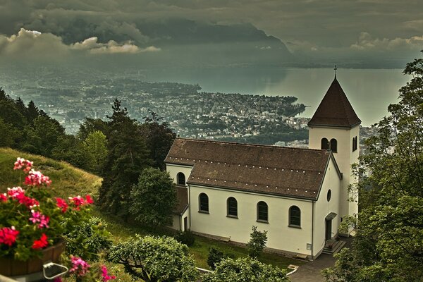 Pequeña iglesia en la ladera de la montaña entre los árboles