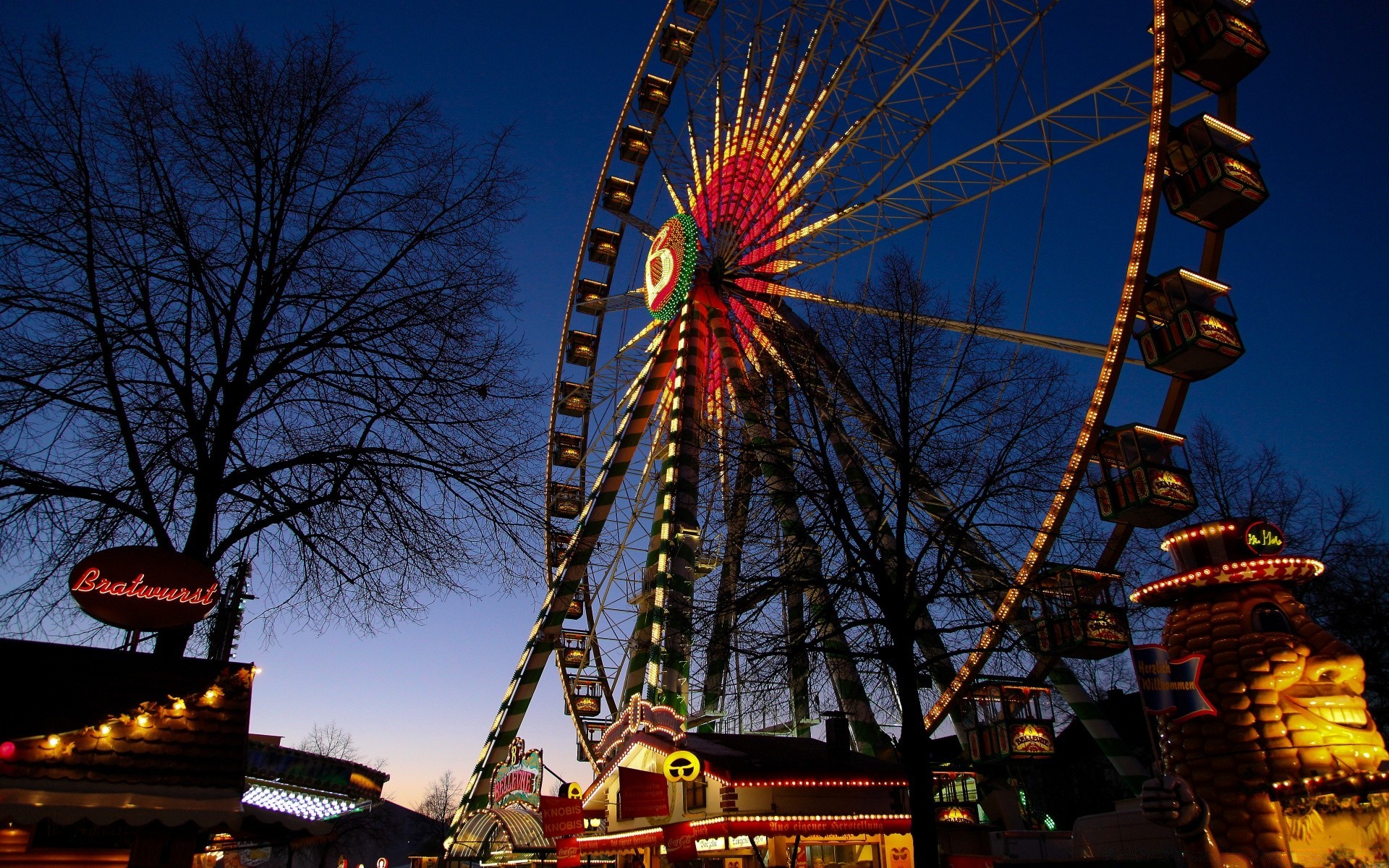 europa karussell karneval riesenrad unterhaltung spielplatz aufregung festival räder thema zirkus freude rolle glücksspiel achterbahn park themenpark himmel midway