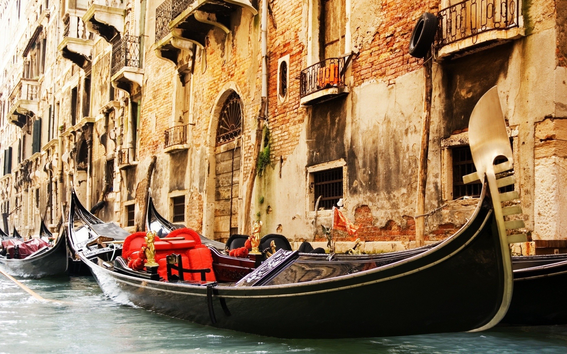 europe gondola venetian canal gondolier boat travel tourism old water city town transportation system transmit traditional architecture building tourist street vacation