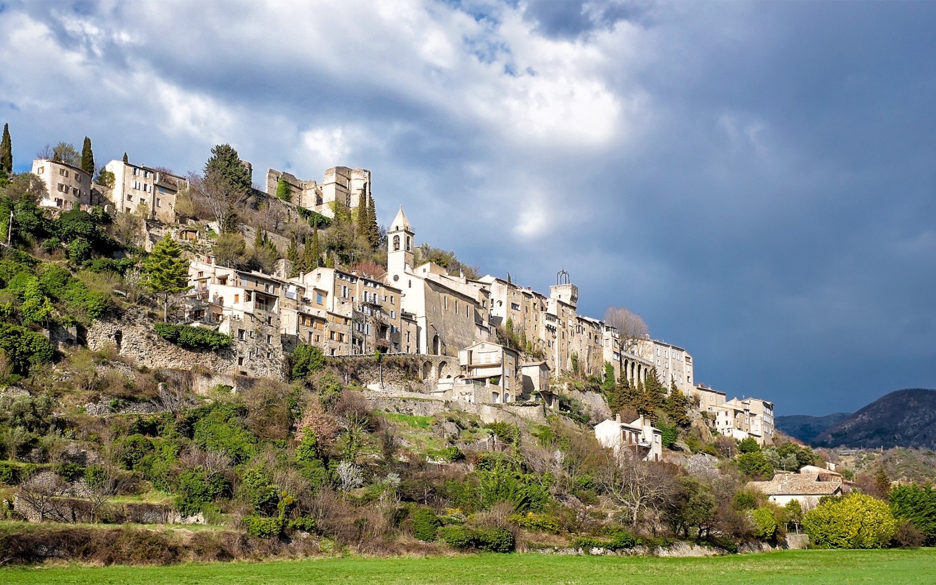 europa arquitetura viagens casa castelo velho antigo cidade cidade gótico casa colina ao ar livre atração turística céu turismo espetáculo árvore paisagem torre