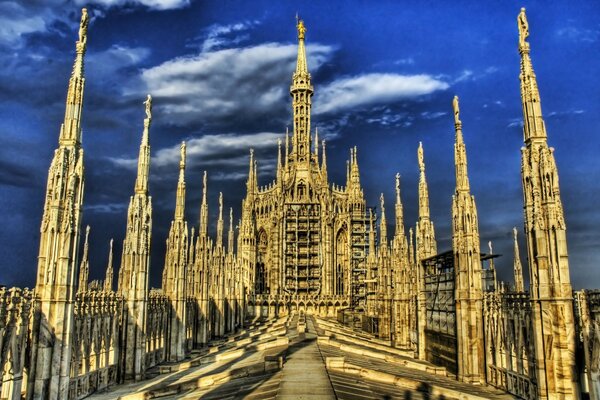 Una grande cattedrale in Europa contro il cielo