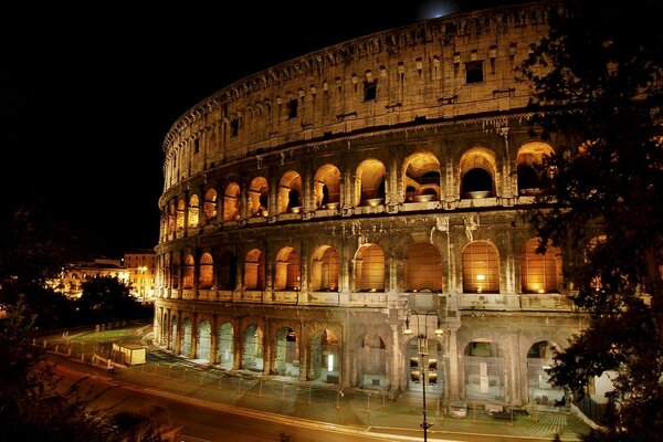 Viaggiare in Europa. Colosseo notturno