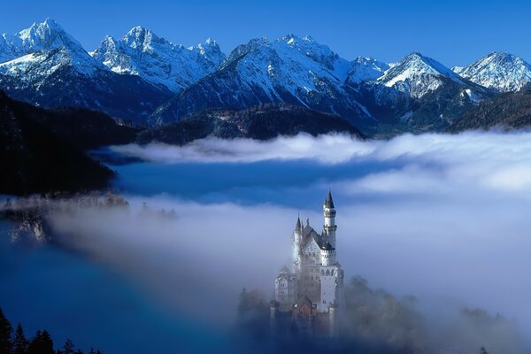 云层下山中的中世纪城堡